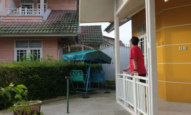 VILLA TINGKAT DUA NYAMAN DAN SEJUK DI KOMPLEK PALM GARDEN, PUNCAK - KAB. CIANJUR (DEKAT DENGAN TAMAN CIBODAS)