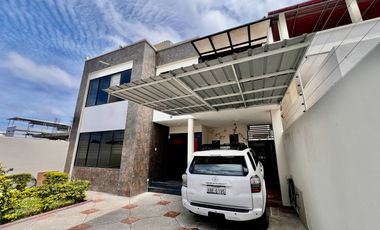 SAN LORENZO: AMPLIA CASA DE 3 PISOS A DOBLE ALTURA CERCA DEL MAR