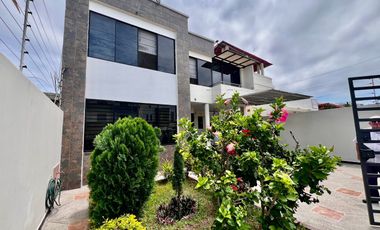 SAN LORENZO: AMPLIA CASA DE 3 PISOS A DOBLE ALTURA CERCA DEL MAR