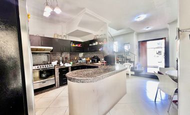 SAN LORENZO: AMPLIA CASA DE 3 PISOS A DOBLE ALTURA CERCA DEL MAR