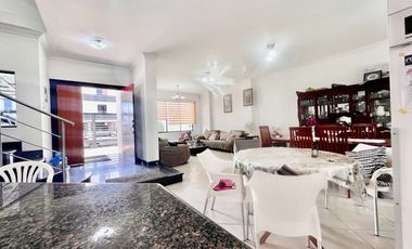 SAN LORENZO: AMPLIA CASA DE 3 PISOS A DOBLE ALTURA CERCA DEL MAR