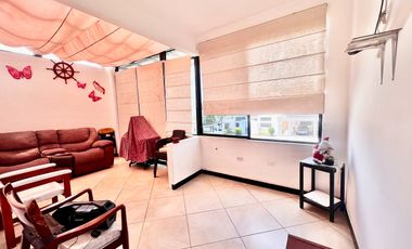 SAN LORENZO: AMPLIA CASA DE 3 PISOS A DOBLE ALTURA CERCA DEL MAR