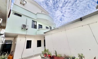 SAN LORENZO: AMPLIA CASA DE 3 PISOS A DOBLE ALTURA CERCA DEL MAR