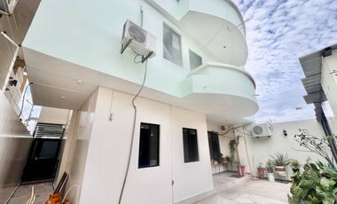 SAN LORENZO: AMPLIA CASA DE 3 PISOS A DOBLE ALTURA CERCA DEL MAR