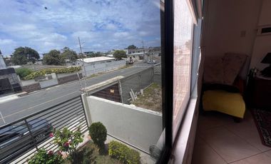 SAN LORENZO: AMPLIA CASA DE 3 PISOS A DOBLE ALTURA CERCA DEL MAR