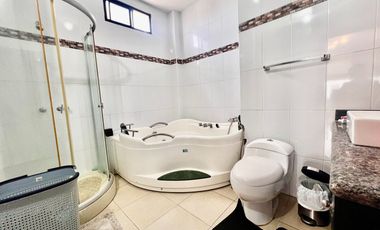 SAN LORENZO: AMPLIA CASA DE 3 PISOS A DOBLE ALTURA CERCA DEL MAR