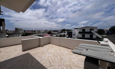 SAN LORENZO: AMPLIA CASA DE 3 PISOS A DOBLE ALTURA CERCA DEL MAR