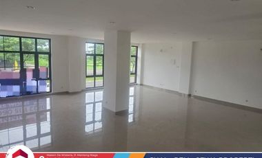 Sewa Ruko 2 Unit  Baru Gress! Desain Modern 3 Lantai, Parkir Luas Unit Komersial Eksklusif 2026 Bangunan Baru Lokasi Strategis Dan Bebas Banjir Di Met