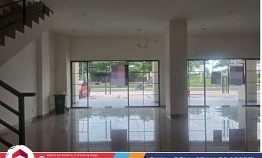 Sewa Ruko 2 Unit  Baru Gress! Desain Modern 3 Lantai, Parkir Luas Unit Komersial Eksklusif 2026 Bangunan Baru Lokasi Strategis Dan Bebas Banjir Di Met