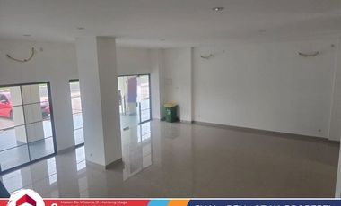Sewa Ruko 2 Unit  Baru Gress! Desain Modern 3 Lantai, Parkir Luas Unit Komersial Eksklusif 2026 Bangunan Baru Lokasi Strategis Dan Bebas Banjir Di Met