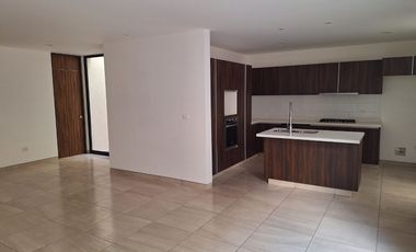 En RENTA increible casa en condominio Zibatá