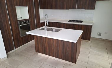 En RENTA increible casa en condominio Zibatá