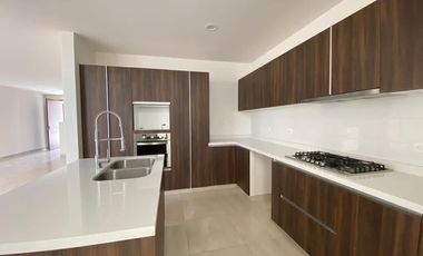 En RENTA increible casa en condominio Zibatá