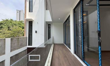 Rumah Sultan 4 Lantai Facade Travertine  Jagakarsa, Jakarta Selatan