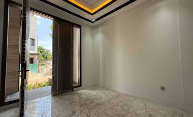 Rumah Sultan 4 Lantai Facade Travertine  Jagakarsa, Jakarta Selatan