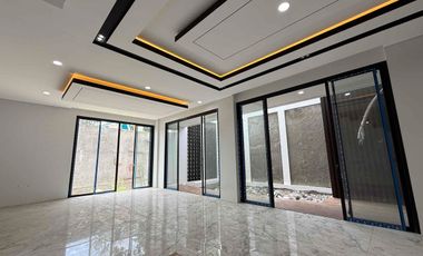 Rumah Sultan 4 Lantai Facade Travertine  Jagakarsa, Jakarta Selatan