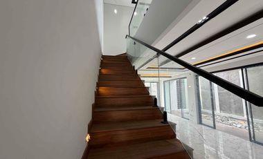 Rumah Sultan 4 Lantai Facade Travertine  Jagakarsa, Jakarta Selatan