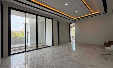 Rumah Sultan 4 Lantai Facade Travertine  Jagakarsa, Jakarta Selatan