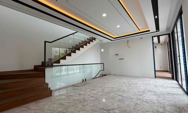 Rumah Sultan 4 Lantai Facade Travertine  Jagakarsa, Jakarta Selatan