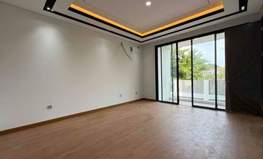 Rumah Sultan 4 Lantai Facade Travertine  Jagakarsa, Jakarta Selatan