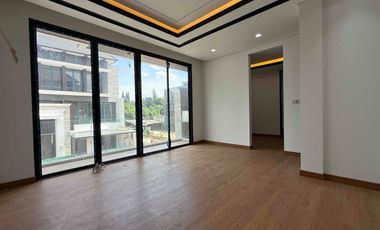 Rumah Sultan 4 Lantai Facade Travertine  Jagakarsa, Jakarta Selatan