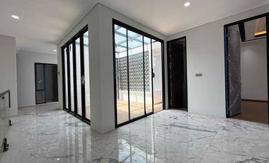 Rumah Sultan 4 Lantai Facade Travertine  Jagakarsa, Jakarta Selatan