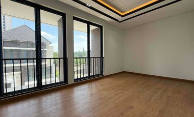 Rumah Sultan 4 Lantai Facade Travertine  Jagakarsa, Jakarta Selatan