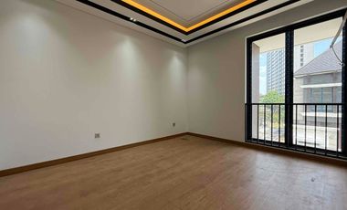 Rumah Sultan 4 Lantai Facade Travertine  Jagakarsa, Jakarta Selatan