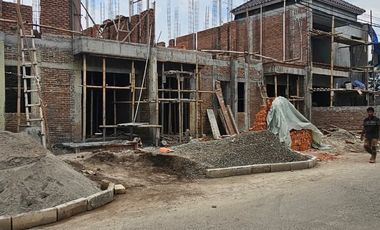 RUMAH PINGGIR JALAN RAYA DEKAT PINTU TOL, DI DEKAT CIBUBUR 15 MENIT LRT HARJAMUKTI