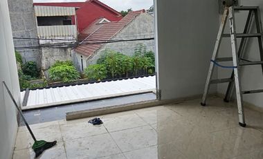 RUMAH PINGGIR JALAN RAYA DEKAT PINTU TOL, DI DEKAT CIBUBUR 15 MENIT LRT HARJAMUKTI