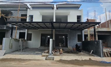 RUMAH PINGGIR JALAN RAYA DEKAT PINTU TOL, DI DEKAT CIBUBUR 15 MENIT LRT HARJAMUKTI