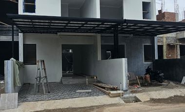 RUMAH PINGGIR JALAN RAYA DEKAT PINTU TOL, DI DEKAT CIBUBUR 15 MENIT LRT HARJAMUKTI