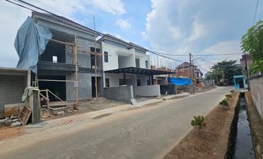 RUMAH PINGGIR JALAN RAYA DEKAT PINTU TOL, DI DEKAT CIBUBUR 15 MENIT LRT HARJAMUKTI