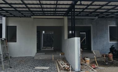 RUMAH PINGGIR JALAN RAYA DEKAT PINTU TOL, DI DEKAT CIBUBUR 15 MENIT LRT HARJAMUKTI