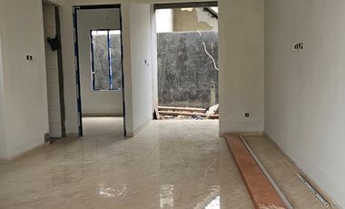 RUMAH PINGGIR JALAN RAYA DEKAT PINTU TOL, DI DEKAT CIBUBUR 15 MENIT LRT HARJAMUKTI