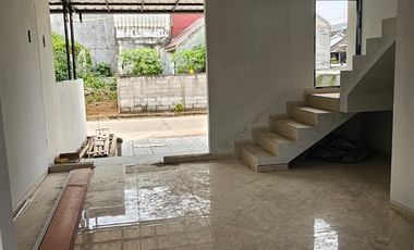 RUMAH PINGGIR JALAN RAYA DEKAT PINTU TOL, DI DEKAT CIBUBUR 15 MENIT LRT HARJAMUKTI