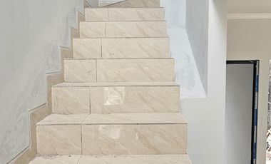 RUMAH PINGGIR JALAN RAYA DEKAT PINTU TOL, DI DEKAT CIBUBUR 15 MENIT LRT HARJAMUKTI