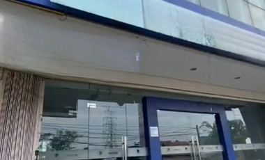 Ex Showroom Mobil Siap Operasional Lokasi Sangat Bagus di Area Depok