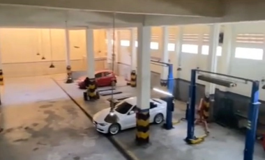 Ex Showroom Mobil Siap Operasional Lokasi Sangat Bagus di Area Depok