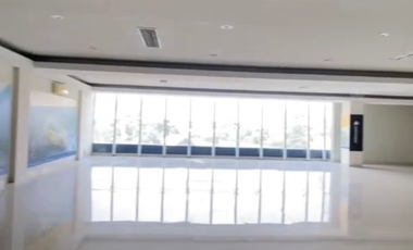 Ex Showroom Mobil Siap Operasional Lokasi Sangat Bagus di Area Depok