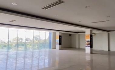 Ex Showroom Mobil Siap Operasional Lokasi Sangat Bagus di Area Depok