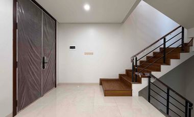 Rumah 3 Lantai Siap Huni Termewah di Andara Cilandak Jakarta Selatan.