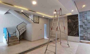 Disewakan rumah ada kolam renang 3 lantai San Antonio Pakuwon city