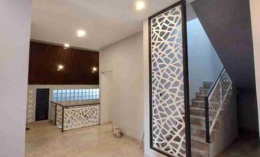 Disewakan rumah ada kolam renang 3 lantai San Antonio Pakuwon city