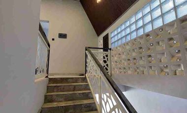 Disewakan rumah ada kolam renang 3 lantai San Antonio Pakuwon city