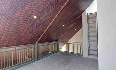 Disewakan rumah ada kolam renang 3 lantai San Antonio Pakuwon city