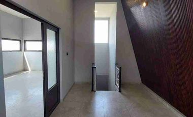 Disewakan rumah ada kolam renang 3 lantai San Antonio Pakuwon city