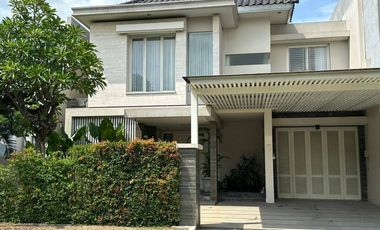 DISEWAKAN RUMAH CITRALAND TERDEPAN 2 Lantai Semi Furnish