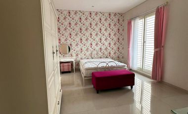 DISEWAKAN RUMAH CITRALAND TERDEPAN 2 Lantai Semi Furnish