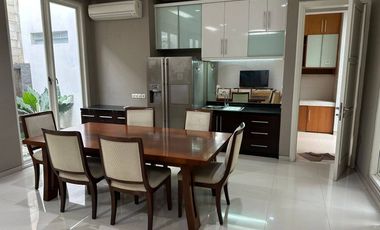 DISEWAKAN RUMAH CITRALAND TERDEPAN 2 Lantai Semi Furnish